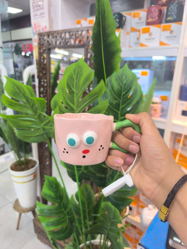 ماگ سرامیکی فانتزی طرح چهره برجسته با دسته رنگی