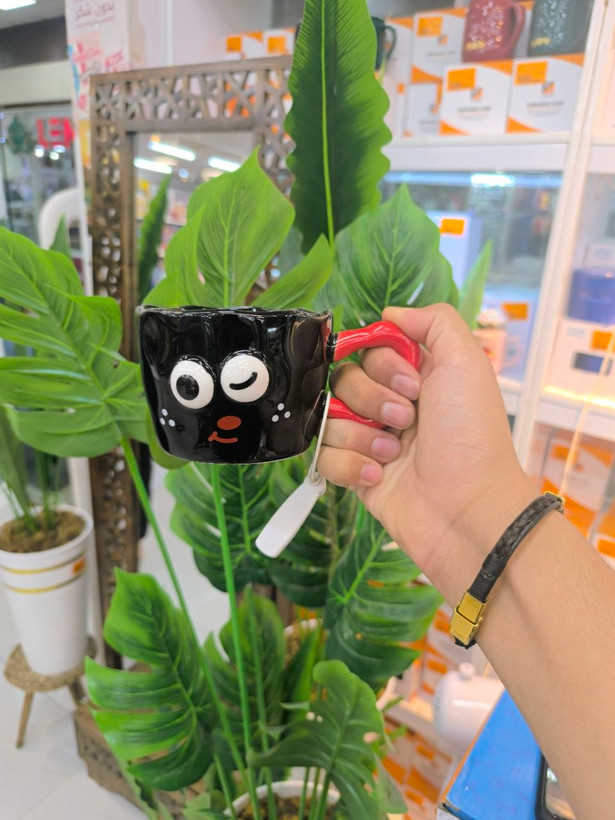 ماگ سرامیکی فانتزی طرح چهره برجسته با دسته رنگی