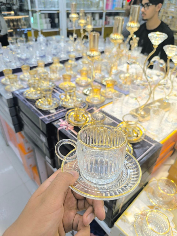 سرویس ۶ نفره فنجان و نعلبکی شیشهای شیاردار لب طلایی